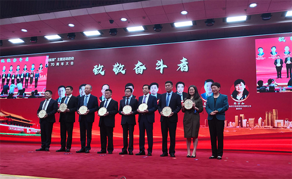 熱烈祝賀董事長被評為“為青島市工商聯事業做出突出貢獻人物”